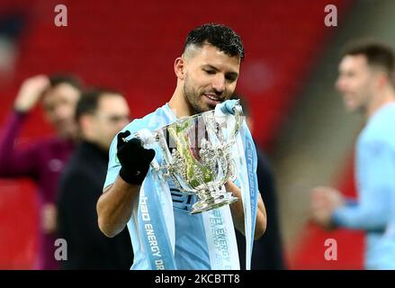 Sergio Aguero aus Manchester City mit dem Caraboa Cup nach dem Carabao Cup-Spiel zwischen Arsenal und Manchester City im Wembley Stadium, London, am Sonntag, 25.. Februar 2018. (Kredit: Leila Coker | MI News & Sport Ltd) MI News & Sport Ltd Tel: +44 7752 571576 E-Mail: markf@mediaimage.co.uk Adresse: 1 Victoria Grove, Stockton on Tees, TS19 7EL (Foto von MI News/NurPhoto) Stockfoto