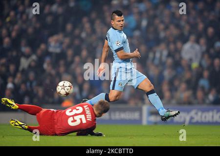 Sergio Aguero aus Manchester City während der UEFA Champions League von Manchester City gegen CSKA Moskau 05/11/2014 die Stadt Manchester Sergio Aguero versucht einen Schuss in der ersten Hälfte während des UEFA Champions League-Spiels zwischen Manchester City und CSKA Moskau am Dienstag, dem 5. 2014. November, im Etihad Stadium in Manchester Media Image Ltd. FA-akkreditiert. Premier League Lizenz Nr. PL13/14/P4462 Football League Lizenz Nr.: FLGE13/14/P4462 Football Conference Lizenz Nr.: PCONF128/13 Tel +44(0)7974 568 859.email andi@mediaimage.ltd.uk, 16 Bowness Avenue, Cheadle Hulme. Stockport. SK8 7HS. Credit Media Imag Stockfoto