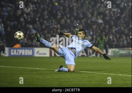 Sergio Aguero von Manchester City während Manchester City gegen CSKA Moscow Champions League, Gruppe E 05/11/2014 der Mannstädter Sergio Aguero versucht, sich mit einem Torschuss während der Champions League zu verbinden, Spiel der Gruppe E zwischen Manchester City und CSKA Moscow im Etihad Stadium in Manchester am Mittwoch, den 5. 2014. November. (C) Media Image Ltd. FA-akkreditiert. Premier League Lizenz Nr. PL14/15/P4864 Football League Lizenz Nr.: FLGE15/15/P4864 Football Conference Lizenz Nr.: PCONF 217/14 Tel +44(0)7974 568 859.email andi@mediaimage.ltd.uk, 16 Bowness Avenue, Cheadle Hulme. Stockport. SK8 7HS. Stockfoto