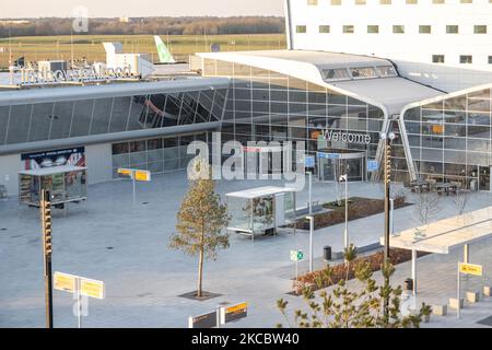 Der Haupteingang, das Hotel und das Terminalgebäude des niederländischen internationalen Flughafens Eindhoven EIN EHeh, wie während der COVID-19-Coronavirus-Pandemie ohne den üblichen Passagierverkehr und fast niemand in der Nähe während der Sonnenuntergangszeit gesehen. Eindhoven, Niederlande am 30. März 2021 (Foto von Nicolas Economou/NurPhoto) Stockfoto