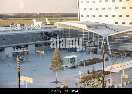 Der Haupteingang, das Hotel und das Terminalgebäude des niederländischen internationalen Flughafens Eindhoven EIN EHeh, wie während der COVID-19-Coronavirus-Pandemie ohne den üblichen Passagierverkehr und fast niemand in der Nähe während der Sonnenuntergangszeit gesehen. Eindhoven, Niederlande am 30. März 2021 (Foto von Nicolas Economou/NurPhoto) Stockfoto