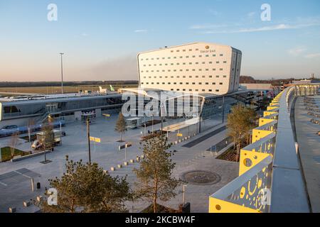 Der Haupteingang, das Hotel und das Terminalgebäude des niederländischen internationalen Flughafens Eindhoven EIN EHeh, wie während der COVID-19-Coronavirus-Pandemie ohne den üblichen Passagierverkehr und fast niemand in der Nähe während der Sonnenuntergangszeit gesehen. Eindhoven, Niederlande am 30. März 2021 (Foto von Nicolas Economou/NurPhoto) Stockfoto