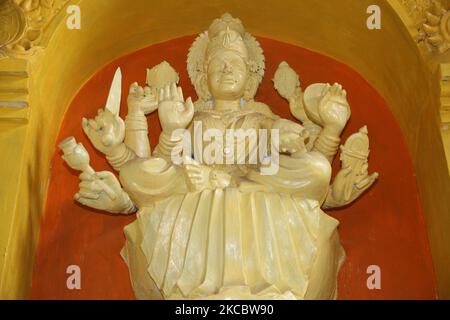 Figuren von Hindu-Gottheiten werden während des Wiederaufbaus des Keerimalai Naguleswaram Hindu-Tempels in Keerimalai, Sri Lanka, gesehen. Dieser Tempel wurde 1993 von der srilankischen Luftwaffe während des 26-jährigen Bürgerkrieges zwischen der srilankischen Armee und der LTTE (Liberation Tigers of Tamil Eelam) bombardiert. Die Vereinten Nationen schätzen, dass während des Krieges etwa 40.000 Menschen getötet wurden. Der Tempel wird nun restauriert. (Foto von Creative Touch Imaging Ltd./NurPhoto) Stockfoto