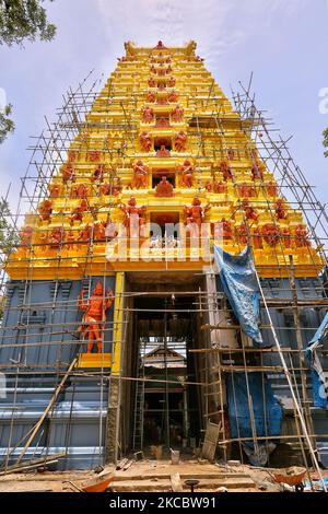 Arbeiter vollenden den Wiederaufbau des Raja Gopuram am Keerimalai Naguleswaram Hindu-Tempel in Keerimalai, Sri Lanka. Dieser Tempel wurde 1993 von der srilankischen Luftwaffe während des 26-jährigen Bürgerkrieges zwischen der srilankischen Armee und der LTTE (Liberation Tigers of Tamil Eelam) bombardiert. Die Vereinten Nationen schätzen, dass während des Krieges etwa 40.000 Menschen getötet wurden. Der Tempel wird nun restauriert. (Foto von Creative Touch Imaging Ltd./NurPhoto) Stockfoto