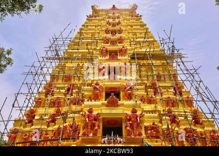 Wiederaufbau des Raja Gopuram am Keerimalai Naguleswaram Hindu Tempel in Keerimalai, Sri Lanka. Dieser Tempel wurde 1993 von der srilankischen Luftwaffe während des 26-jährigen Bürgerkrieges zwischen der srilankischen Armee und der LTTE (Liberation Tigers of Tamil Eelam) bombardiert. Die Vereinten Nationen schätzen, dass während des Krieges etwa 40.000 Menschen getötet wurden. Der Tempel wird nun restauriert. (Foto von Creative Touch Imaging Ltd./NurPhoto) Stockfoto