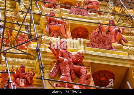 Wiederaufbau des Raja Gopuram am Keerimalai Naguleswaram Hindu Tempel in Keerimalai, Sri Lanka. Dieser Tempel wurde 1993 von der srilankischen Luftwaffe während des 26-jährigen Bürgerkrieges zwischen der srilankischen Armee und der LTTE (Liberation Tigers of Tamil Eelam) bombardiert. Die Vereinten Nationen schätzen, dass während des Krieges etwa 40.000 Menschen getötet wurden. Der Tempel wird nun restauriert. (Foto von Creative Touch Imaging Ltd./NurPhoto) Stockfoto