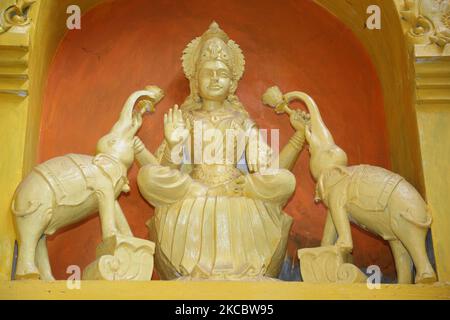 Figuren von Hindu-Gottheiten werden während des Wiederaufbaus des Keerimalai Naguleswaram Hindu-Tempels in Keerimalai, Sri Lanka, gesehen. Dieser Tempel wurde 1993 von der srilankischen Luftwaffe während des 26-jährigen Bürgerkrieges zwischen der srilankischen Armee und der LTTE (Liberation Tigers of Tamil Eelam) bombardiert. Die Vereinten Nationen schätzen, dass während des Krieges etwa 40.000 Menschen getötet wurden. Der Tempel wird nun restauriert. (Foto von Creative Touch Imaging Ltd./NurPhoto) Stockfoto