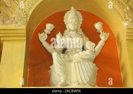 Figuren von Hindu-Gottheiten werden während des Wiederaufbaus des Keerimalai Naguleswaram Hindu-Tempels in Keerimalai, Sri Lanka, gesehen. Dieser Tempel wurde 1993 von der srilankischen Luftwaffe während des 26-jährigen Bürgerkrieges zwischen der srilankischen Armee und der LTTE (Liberation Tigers of Tamil Eelam) bombardiert. Die Vereinten Nationen schätzen, dass während des Krieges etwa 40.000 Menschen getötet wurden. Der Tempel wird nun restauriert. (Foto von Creative Touch Imaging Ltd./NurPhoto) Stockfoto