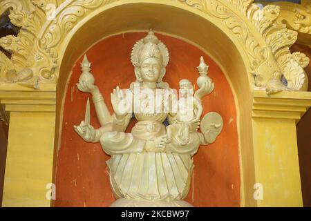 Figuren von Hindu-Gottheiten werden während des Wiederaufbaus des Keerimalai Naguleswaram Hindu-Tempels in Keerimalai, Sri Lanka, gesehen. Dieser Tempel wurde 1993 von der srilankischen Luftwaffe während des 26-jährigen Bürgerkrieges zwischen der srilankischen Armee und der LTTE (Liberation Tigers of Tamil Eelam) bombardiert. Die Vereinten Nationen schätzen, dass während des Krieges etwa 40.000 Menschen getötet wurden. Der Tempel wird nun restauriert. (Foto von Creative Touch Imaging Ltd./NurPhoto) Stockfoto