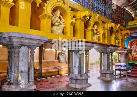 Wiederaufbau des Keerimalai Naguleswaram Hindu-Tempels in Keerimalai, Sri Lanka. Dieser Tempel wurde 1993 von der srilankischen Luftwaffe während des 26-jährigen Bürgerkrieges zwischen der srilankischen Armee und der LTTE (Liberation Tigers of Tamil Eelam) bombardiert. Die Vereinten Nationen schätzen, dass während des Krieges etwa 40.000 Menschen getötet wurden. Der Tempel wird nun restauriert. (Foto von Creative Touch Imaging Ltd./NurPhoto) Stockfoto