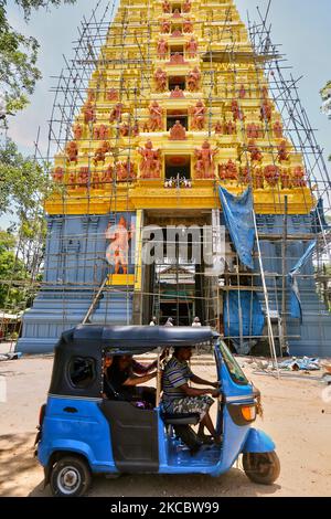 Arbeiter vollenden den Wiederaufbau des Raja Gopuram am Keerimalai Naguleswaram Hindu-Tempel in Keerimalai, Sri Lanka. Dieser Tempel wurde 1993 von der srilankischen Luftwaffe während des 26-jährigen Bürgerkrieges zwischen der srilankischen Armee und der LTTE (Liberation Tigers of Tamil Eelam) bombardiert. Die Vereinten Nationen schätzen, dass während des Krieges etwa 40.000 Menschen getötet wurden. Der Tempel wird nun restauriert. (Foto von Creative Touch Imaging Ltd./NurPhoto) Stockfoto