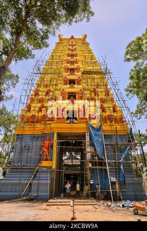 Arbeiter vollenden den Wiederaufbau des Raja Gopuram am Keerimalai Naguleswaram Hindu-Tempel in Keerimalai, Sri Lanka. Dieser Tempel wurde 1993 von der srilankischen Luftwaffe während des 26-jährigen Bürgerkrieges zwischen der srilankischen Armee und der LTTE (Liberation Tigers of Tamil Eelam) bombardiert. Die Vereinten Nationen schätzen, dass während des Krieges etwa 40.000 Menschen getötet wurden. Der Tempel wird nun restauriert. (Foto von Creative Touch Imaging Ltd./NurPhoto) Stockfoto