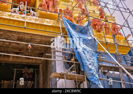 Wiederaufbau des Raja Gopuram am Keerimalai Naguleswaram Hindu Tempel in Keerimalai, Sri Lanka. Dieser Tempel wurde 1993 von der srilankischen Luftwaffe während des 26-jährigen Bürgerkrieges zwischen der srilankischen Armee und der LTTE (Liberation Tigers of Tamil Eelam) bombardiert. Die Vereinten Nationen schätzen, dass während des Krieges etwa 40.000 Menschen getötet wurden. Der Tempel wird nun restauriert. (Foto von Creative Touch Imaging Ltd./NurPhoto) Stockfoto