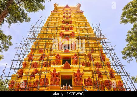 Wiederaufbau des Raja Gopuram am Keerimalai Naguleswaram Hindu Tempel in Keerimalai, Sri Lanka. Dieser Tempel wurde 1993 von der srilankischen Luftwaffe während des 26-jährigen Bürgerkrieges zwischen der srilankischen Armee und der LTTE (Liberation Tigers of Tamil Eelam) bombardiert. Die Vereinten Nationen schätzen, dass während des Krieges etwa 40.000 Menschen getötet wurden. Der Tempel wird nun restauriert. (Foto von Creative Touch Imaging Ltd./NurPhoto) Stockfoto