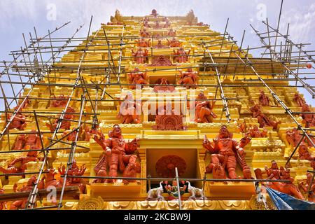 Wiederaufbau des Raja Gopuram am Keerimalai Naguleswaram Hindu Tempel in Keerimalai, Sri Lanka. Dieser Tempel wurde 1993 von der srilankischen Luftwaffe während des 26-jährigen Bürgerkrieges zwischen der srilankischen Armee und der LTTE (Liberation Tigers of Tamil Eelam) bombardiert. Die Vereinten Nationen schätzen, dass während des Krieges etwa 40.000 Menschen getötet wurden. Der Tempel wird nun restauriert. (Foto von Creative Touch Imaging Ltd./NurPhoto) Stockfoto