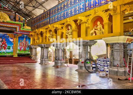 Wiederaufbau des Keerimalai Naguleswaram Hindu-Tempels in Keerimalai, Sri Lanka. Dieser Tempel wurde 1993 von der srilankischen Luftwaffe während des 26-jährigen Bürgerkrieges zwischen der srilankischen Armee und der LTTE (Liberation Tigers of Tamil Eelam) bombardiert. Die Vereinten Nationen schätzen, dass während des Krieges etwa 40.000 Menschen getötet wurden. Der Tempel wird nun restauriert. (Foto von Creative Touch Imaging Ltd./NurPhoto) Stockfoto