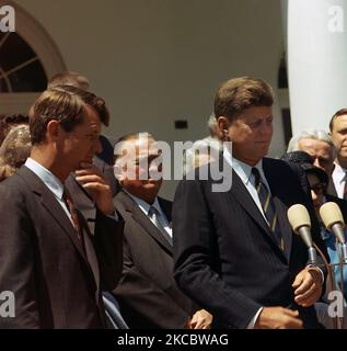 Präsident John F. Kennedy bei einer Medaillenübergabe im Weißen Haus. Stockfoto