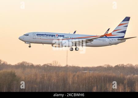 Ein SmartWings Boeing 737-800-Flugzeug, das während der Sonnenuntergangszeit in der magischen goldenen Stunde auf dem niederländischen internationalen Flughafen Eindhoven EIN EHeh landete. Der Flug kommt vom CPH in Kopenhagen an. Die Boeing 738 verfügt über die Registrierung OK-TVU und wird von 2x CFMI-Triebwerken angetrieben. SmartWings, ehemals Travel Service, ist eine tschechische Low-Cost-Ferienfluggesellschaft mit Sitz in Prag, die Linien- und Charterflüge hauptsächlich für Ferien- und Urlaubsziele anbietet. Die Zahl der Passagiere aus der Weltluftfahrt sank aufgrund der Reisebeschränkungen und der Sicherheitsmaßnahmen wie Lockdowns, Quarantäne Stockfoto