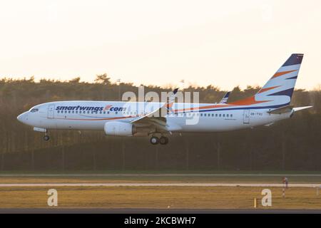 Ein SmartWings Boeing 737-800-Flugzeug, das während der Sonnenuntergangszeit in der magischen goldenen Stunde auf dem niederländischen internationalen Flughafen Eindhoven EIN EHeh landete. Der Flug kommt vom CPH in Kopenhagen an. Die Boeing 738 verfügt über die Registrierung OK-TVU und wird von 2x CFMI-Triebwerken angetrieben. SmartWings, ehemals Travel Service, ist eine tschechische Low-Cost-Ferienfluggesellschaft mit Sitz in Prag, die Linien- und Charterflüge hauptsächlich für Ferien- und Urlaubsziele anbietet. Die Zahl der Passagiere aus der Weltluftfahrt sank aufgrund der Reisebeschränkungen und der Sicherheitsmaßnahmen wie Lockdowns, Quarantäne Stockfoto