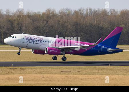 Wizz Air Airbus A320-Flugzeuge bei der endgültigen Landung auf dem internationalen Flughafen Eindhoven EIN EHeh in den Niederlanden. Das Flugzeug hsa die Registrierung HA-LYA und wird von 2x IAE-Düsenmotoren angetrieben. Wizzair Hungary ist eine europäische Low-Cost-Fluggesellschaft. Die Billigfluggesellschaft W!ZZ W6 WZZ hat ihren Sitz in Budapest. Die Luft- und Reisebranche sah sich aufgrund der Coronavirus-Pandemie Covid-19 mit einem deutlichen Rückgang des Passagierverkehrs konfrontiert. Eindhoven, Niederlande am 31. März 2021 (Foto von Nicolas Economou/NurPhoto) Stockfoto