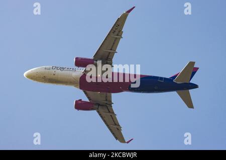 Wizz Air Airbus A320-Flugzeuge bei der endgültigen Landung auf dem internationalen Flughafen Eindhoven EIN EHeh in den Niederlanden. Das Flugzeug hsa die Registrierung HA-LYA und wird von 2x IAE-Düsenmotoren angetrieben. Wizzair Hungary ist eine europäische Low-Cost-Fluggesellschaft. Die Billigfluggesellschaft W!ZZ W6 WZZ hat ihren Sitz in Budapest. Die Luft- und Reisebranche sah sich aufgrund der Coronavirus-Pandemie Covid-19 mit einem deutlichen Rückgang des Passagierverkehrs konfrontiert. Eindhoven, Niederlande am 31. März 2021 (Foto von Nicolas Economou/NurPhoto) Stockfoto