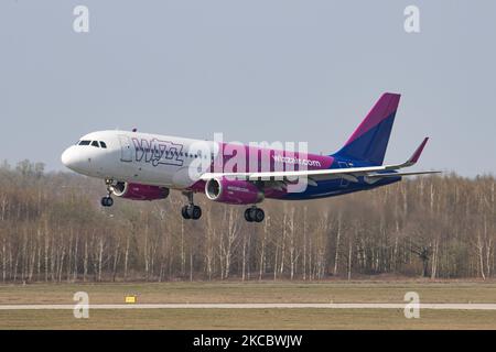 Wizz Air Airbus A320-Flugzeuge bei der endgültigen Landung auf dem internationalen Flughafen Eindhoven EIN EHeh in den Niederlanden. Das Flugzeug hsa die Registrierung HA-LYA und wird von 2x IAE-Düsenmotoren angetrieben. Wizzair Hungary ist eine europäische Low-Cost-Fluggesellschaft. Die Billigfluggesellschaft W!ZZ W6 WZZ hat ihren Sitz in Budapest. Die Luft- und Reisebranche sah sich aufgrund der Coronavirus-Pandemie Covid-19 mit einem deutlichen Rückgang des Passagierverkehrs konfrontiert. Eindhoven, Niederlande am 31. März 2021 (Foto von Nicolas Economou/NurPhoto) Stockfoto