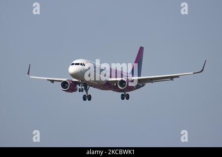 Wizz Air Airbus A320-Flugzeuge bei der endgültigen Landung auf dem internationalen Flughafen Eindhoven EIN EHeh in den Niederlanden. Das Flugzeug hsa die Registrierung HA-LYA und wird von 2x IAE-Düsenmotoren angetrieben. Wizzair Hungary ist eine europäische Low-Cost-Fluggesellschaft. Die Billigfluggesellschaft W!ZZ W6 WZZ hat ihren Sitz in Budapest. Die Luft- und Reisebranche sah sich aufgrund der Coronavirus-Pandemie Covid-19 mit einem deutlichen Rückgang des Passagierverkehrs konfrontiert. Eindhoven, Niederlande am 31. März 2021 (Foto von Nicolas Economou/NurPhoto) Stockfoto