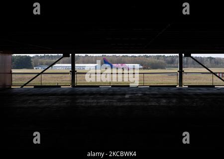 Wizz Air Airbus A320-Flugzeuge bei der endgültigen Landung auf dem internationalen Flughafen Eindhoven EIN EHeh in den Niederlanden. Das Flugzeug hsa die Registrierung HA-LYA und wird von 2x IAE-Düsenmotoren angetrieben. Wizzair Hungary ist eine europäische Low-Cost-Fluggesellschaft. Die Billigfluggesellschaft W!ZZ W6 WZZ hat ihren Sitz in Budapest. Die Luft- und Reisebranche sah sich aufgrund der Coronavirus-Pandemie Covid-19 mit einem deutlichen Rückgang des Passagierverkehrs konfrontiert. Eindhoven, Niederlande am 31. März 2021 (Foto von Nicolas Economou/NurPhoto) Stockfoto