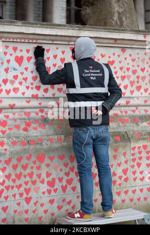 Rote Herzen gesehen auf der National Covid Memorial Wall in London, Großbritannien am 1. April 2021. Rote Herzen werden von Freiwilligen für die Opfer im Vereinigten Königreich an der Wand vor dem St. Thomas' Hospital gegenüber dem Parlamentsgebäude gemalt. (Foto von Robin Pope/NurPhoto) Stockfoto