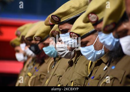 SRINAGAR, KASCHMIR, INDIEN-01. APRIL: Indische Polizisten zollen ihrem gefallenen Kameraden während der Kranzniederlegung in der Bezirkspolizei in Srinagar, Kaschmir, am 01. April Tribut. 2021.der Generalinspekteur der Polizei in Kaschmir Range Vijay Kumar sagte, dass vier Militante den Angriff auf den Wachposten des Hauses des hochrangigen BJP-Führers Muhammad Anwar Khan im Gebiet Aribagh Nowgam verübt haben, bei dem ein Polizeibeamter getötet wurde. (Foto von Faisal Khan/NurPhoto) Stockfoto