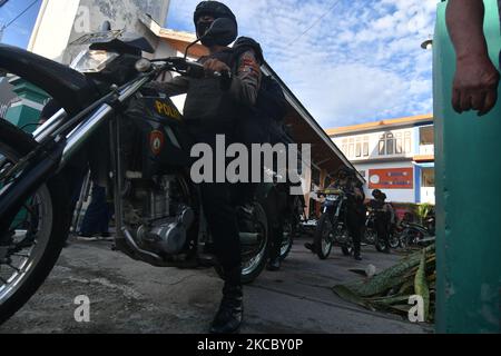 Bewaffnete Polizisten stehen am Donnerstag um die Kirche in Palu, Zentral-Sulawesi, Indonesien, herum (1/4/2021). Die Regierung hat die Sicherheit in Kirchen und Menschenmengen-Zentren in Indonesien im Vorfeld einer Reihe von Osterfeiern in Palu City verschärft und erhöht. Diese Sicherheit soll Terrorakte vorwegnehmen, die sich früher an mehreren Orten in Indonesien ereignet haben. (Foto von Mohamad Hamzah/NurPhoto) Stockfoto