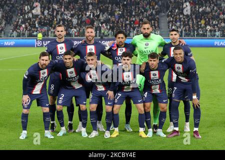 Turin, Italien, 2.. November 2022. Die PSG, die elf anfing, stellte sich vor dem Start für ein Teamfoto vor, in der hinteren Reihe ( L bis R ); Fabian Ruiz, Sergio Ramos, Marquinhos, Gianluigi Donnarumma und Carlos Soler, in der ersten Reihe ( L bis R ); Lionel Messi, Achraf Hakimi, Marco Verratti, Vitinha, Juan Bernat und Kylian Mbappe, während des UEFA Champions League-Spiels im Allianz-Stadion in Turin. Bildnachweis sollte lauten: Jonathan Moscrop / Sportimage Stockfoto