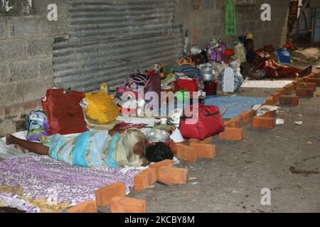 Hindu-Frauen schlafen am Straßenrand über Nacht, um am 19. Februar 2019 in der Nacht des 9.. Tages des 10-tägigen Attukal Pongala Mahotsavam Festivals in der Stadt Thiruvananthapuram (Trivandrum), Kerala, Indien, einen Platz zum Kochen von Pongala in der Nähe des Attukal Bhagavathy Tempels zu sichern. Das Attukal Pongala Mahotsavam Festival wird jedes Jahr von Millionen Hindu-Frauen gefeiert. Während dieses Festivals bereiten Frauen Pongala (Reis gekocht mit Jaggery, Ghee, Kokosnuss sowie andere Zutaten) im Freien in kleinen Töpfen zu gefallen die Göttin Attukal Devi (im Volksmund bekannt als Attukal am Stockfoto