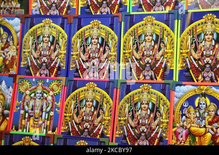 Heilige Bilder der Göttin Attukal Devi, die am 19. Februar 2019 in der Nähe des Attukal Bhagavathy Tempels während des Attukal Pongala Mahotsavam Festivals in Thiruvananthapuram (Trivandrum), Kerala, Indien, verkauft wurde. Das Attukal Pongala Mahotsavam Festival wird jedes Jahr von Millionen Hindu-Frauen gefeiert. Während dieses Festivals bereiten Frauen Pongala (Reis, der mit Jaggery, Ghee, Kokosnuss sowie anderen Zutaten gekocht wird) im Freien in kleinen Töpfen zu, um der Göttin Attukal Devi (im Volksmund bekannt als Attukal Amma) zu gefallen, die geglaubt wird, die Wünsche ihrer Anhänger zu erfüllen und Wohlstand zu schaffen. (Foto von Creative T Stockfoto