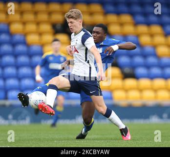 Matthew Craig von Tottenham Hotspur unter 18s unter dem Druck von Obed Yeboah von AFC Wimbledon während der vierten Runde des FA Youth Cup zwischen AFC Wimbledon und Tottenham Hotspur am Plough Lane Ground am 31.. März 2021 in Wimbledon, England. (Foto von Action Foto Sport/NurPhoto) Stockfoto