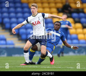 Matthew Craig von Tottenham Hotspur unter 18s unter dem Druck von Obed Yeboah von AFC Wimbledon während der vierten Runde des FA Youth Cup zwischen AFC Wimbledon und Tottenham Hotspur am Plough Lane Ground am 31.. März 2021 in Wimbledon, England. (Foto von Action Foto Sport/NurPhoto) Stockfoto