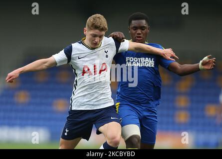 L-R Matthew Craig von Tottenham Hotspur unter 18s und Obed Yeboah von AFC Wimbledon während des FA Youth Cup vierte Runde richtig zwischen AFC Wimbledon und Tottenham Hotspur auf Plough Lane Boden am 31.. März 2021 in Wimbledon, England. (Foto von Action Foto Sport/NurPhoto) Stockfoto