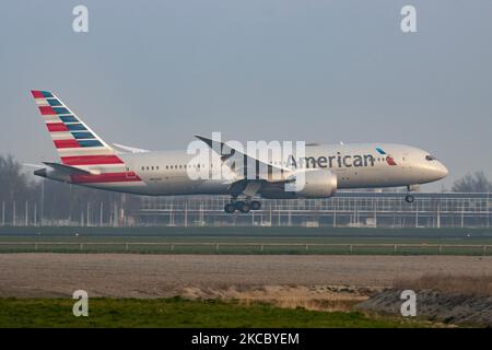 American Airlines Boeing 787 Dreamliner Flugzeuge wie gesehen fliegen und ankommen am frühen Morgen, bei der endgültigen Landung am Amsterdam Schiphol International Airport AMS EHAM. Das moderne Großkarosserie-Flugzeug B787 hat die Zulassung N806AA und wird von 2x GE-Düsenmotoren angetrieben. American ist eine US-Fluggesellschaft mit Sitz in Fort Worth in Texas, die nach Flottengröße und beförderten Passagieren die größte Fluggesellschaft der Welt ist und Mitglied der oneworld-Luftfahrtallianz ist. Die Zahl der Passagiere im Weltluftverkehr sank aufgrund der Reisebeschränkungen und der Sicherheitsmaßnahmen wie Sperren, Quarantäne usw. aufgrund von t Stockfoto