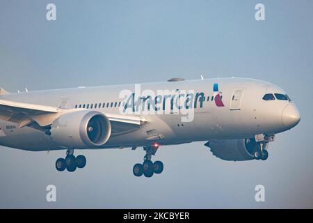 American Airlines Boeing 787 Dreamliner Flugzeuge wie gesehen fliegen und ankommen am frühen Morgen, bei der endgültigen Landung am Amsterdam Schiphol International Airport AMS EHAM. Das moderne Großkarosserie-Flugzeug B787 hat die Zulassung N806AA und wird von 2x GE-Düsenmotoren angetrieben. American ist eine US-Fluggesellschaft mit Sitz in Fort Worth in Texas, die nach Flottengröße und beförderten Passagieren die größte Fluggesellschaft der Welt ist und Mitglied der oneworld-Luftfahrtallianz ist. Die Zahl der Passagiere im Weltluftverkehr sank aufgrund der Reisebeschränkungen und der Sicherheitsmaßnahmen wie Sperren, Quarantäne usw. aufgrund von t Stockfoto