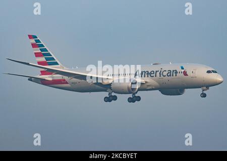 American Airlines Boeing 787 Dreamliner Flugzeuge wie gesehen fliegen und ankommen am frühen Morgen, bei der endgültigen Landung am Amsterdam Schiphol International Airport AMS EHAM. Das moderne Großkarosserie-Flugzeug B787 hat die Zulassung N806AA und wird von 2x GE-Düsenmotoren angetrieben. American ist eine US-Fluggesellschaft mit Sitz in Fort Worth in Texas, die nach Flottengröße und beförderten Passagieren die größte Fluggesellschaft der Welt ist und Mitglied der oneworld-Luftfahrtallianz ist. Die Zahl der Passagiere im Weltluftverkehr sank aufgrund der Reisebeschränkungen und der Sicherheitsmaßnahmen wie Sperren, Quarantäne usw. aufgrund von t Stockfoto