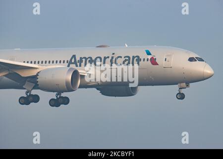 American Airlines Boeing 787 Dreamliner Flugzeuge wie gesehen fliegen und ankommen am frühen Morgen, bei der endgültigen Landung am Amsterdam Schiphol International Airport AMS EHAM. Das moderne Großkarosserie-Flugzeug B787 hat die Zulassung N806AA und wird von 2x GE-Düsenmotoren angetrieben. American ist eine US-Fluggesellschaft mit Sitz in Fort Worth in Texas, die nach Flottengröße und beförderten Passagieren die größte Fluggesellschaft der Welt ist und Mitglied der oneworld-Luftfahrtallianz ist. Die Zahl der Passagiere im Weltluftverkehr sank aufgrund der Reisebeschränkungen und der Sicherheitsmaßnahmen wie Sperren, Quarantäne usw. aufgrund von t Stockfoto