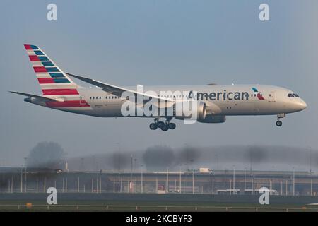 American Airlines Boeing 787 Dreamliner Flugzeuge wie gesehen fliegen und ankommen am frühen Morgen, bei der endgültigen Landung am Amsterdam Schiphol International Airport AMS EHAM. Das moderne Großkarosserie-Flugzeug B787 hat die Zulassung N806AA und wird von 2x GE-Düsenmotoren angetrieben. American ist eine US-Fluggesellschaft mit Sitz in Fort Worth in Texas, die nach Flottengröße und beförderten Passagieren die größte Fluggesellschaft der Welt ist und Mitglied der oneworld-Luftfahrtallianz ist. Die Zahl der Passagiere im Weltluftverkehr sank aufgrund der Reisebeschränkungen und der Sicherheitsmaßnahmen wie Sperren, Quarantäne usw. aufgrund von t Stockfoto