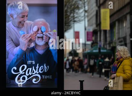 Eine Straßenplakatwand mit einem Bild, das sich auf die Osterzeit bezieht, das im Zentrum von Dublin während der COVID-19-Sperre auf Level 5 gesehen wurde. Am Donnerstag, den 1. April 2021, in Dublin, Irland. (Foto von Artur Widak/NurPhoto) Stockfoto