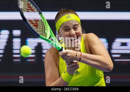 Jelena Ostapenko aus Lettland gibt den Ball an Paula Badosa aus Spanien während ihres WTA St. Petersburg Ladies Trophy 2021 Tennisturnier erste Runde Spiel am 15. März 2021 in der Sibur Arena in Sankt Petersburg, Russland zurück. (Foto von Mike Kireev/NurPhoto) Stockfoto