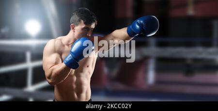 Junge muskelbemuskelte Boxer trainieren im Fitnessstudio Stockfoto