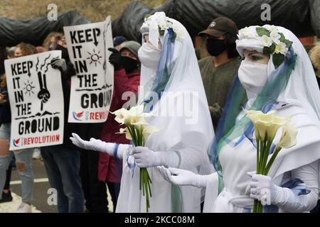 Zwei Muttererddemonstratoren während einer Kundgebung über die Dakota Access Pipeline, heute am 01. April 2021 im US Army Corp of Engineers Headquarters in Washington DC, USA. (Foto von Lenin Nolly/NurPhoto) Stockfoto