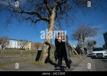 Gläubige während einer feierlichen Prozession am Karfreitag 2021, beim Gehen und Beten vom General Post Office zum 'Papstkreuz' im Phoenix Park in Dublin, während der COVID-19-Sperre auf Stufe 5. Am Freitag, den 2. April 2021, in Dublin, Irland. (Foto von Artur Widak/NurPhoto) Stockfoto