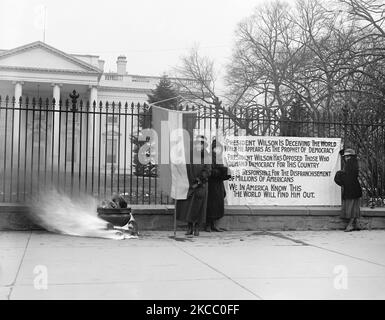 Suffragetten protestieren gegen Woodrow Wilson vor dem Weißen Haus, 1918. Stockfoto