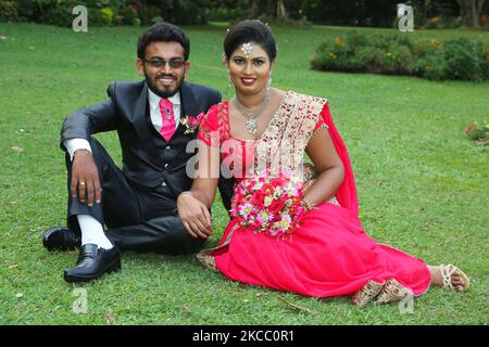 Das frisch verheiratete singhalesische Paar aus Sri Lanka posiert für ihre Fotos nach der Hochzeit im Royal Botanical Gardens in Peradeniya, Sri Lanka. Der Royal Botanical Gardens liegt westlich der Stadt Kandy und zieht jährlich 2 Millionen Besucher an. (Foto von Creative Touch Imaging Ltd./NurPhoto) Stockfoto