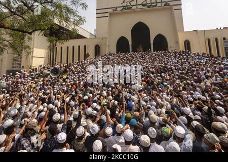 Muslime protestieren am 2. April 2021 in Dhaka, Bangladesch. Die Führer von Hefajat-e-Islam forderten die Rücknahme von Klagen gegen sie und insgesamt TK 50 Crore als Entschädigung für Mitglieder, die während der jüngsten Anti-Modi-Proteste starben und verletzt wurden. (Foto von Istiak Karim/NurPhoto) Stockfoto